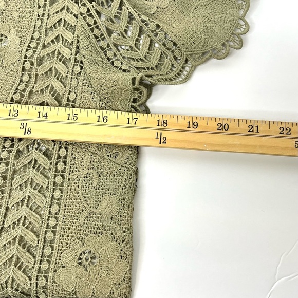 Love J Olive Elegant Lace Floral Embroidered Cut-Out Top - Size Medium - Picture 5 of 7